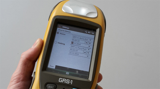 Handgroßer gelber GNSS-Empfänger für Submeter-Genauigkeit.